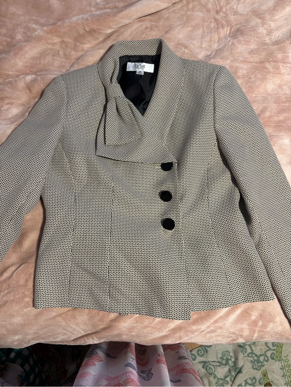 Le Suit Cream & Black Micro-Pattern Asymmetric Button Jacket